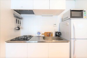 Réfrigérateur, four à micro-ondes, surface de cuisson