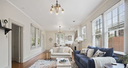 HEART OF BILOXI- Tudor Cottage- Walk to the beach and Beau Rivage