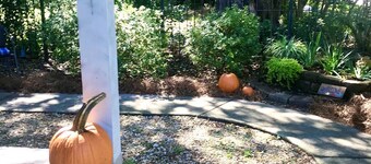 HEART OF BILOXI- Tudor Cottage- Walk to the beach and Beau Rivage