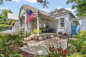 Terrace/patio - HEART OF BILOXI- Tudor Cottage- Walk to the beach and Beau Rivage (Biloxi)