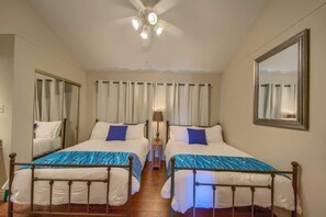 2 bedrooms, iron/ironing board, free WiFi, bed sheets