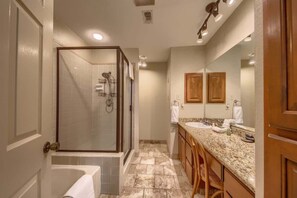 Combined shower/bathtub, hair dryer, towels