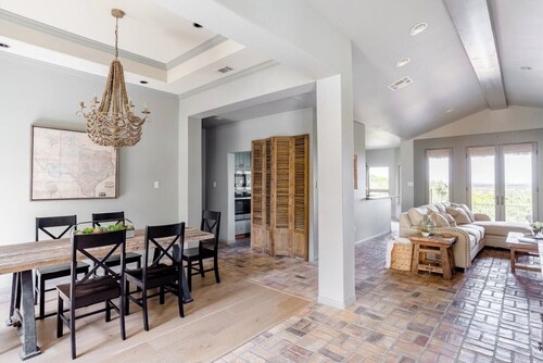 Dripping Springs Dream House with pool, views, and privacy - sleeps 8!