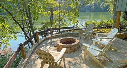 Serene Lakefront Reteat with Whimsical Flair! Private Dock-Kayaks-Fishing