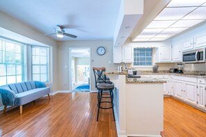 Réfrigérateur, cafetiÚre/bouilloire