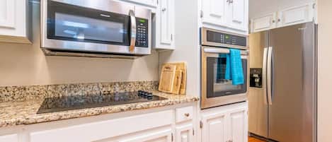 Refrigerador, cafetera y tetera y utensilios de cocina