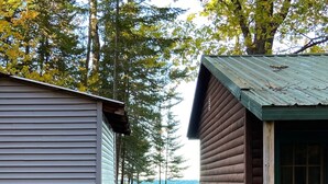 Une cabane offrant une vue sur l’océan, entourée d’arbres.