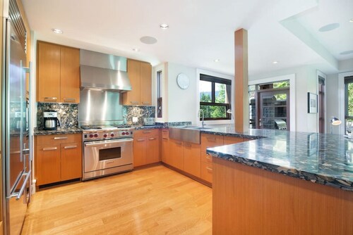 4BR Luxury Chalet 2,655 Sq Ft w/Private HT &Garage