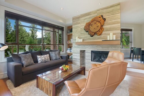 4BR Luxury Chalet 2,655 Sq Ft w/Private HT &Garage