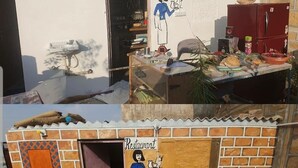Ein kleines Backsteinhaus mit einem Schild, das ein Restaurant anzeigt.