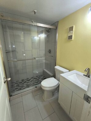 Combined shower/bathtub, hair dryer, soap, toilet paper - Beautiful gulf views . Hear the ocean. All from your private balcony. (Gulf Shores)