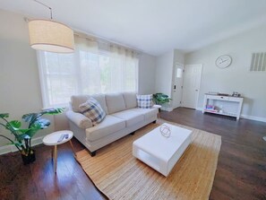 TV - Greenleaf (HSV) · 「Greenleaf」Stylish & Bright 4 bd / 3 ba Vacation (Huntsville)