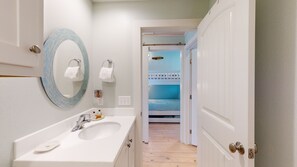 Combined shower/bathtub, towels