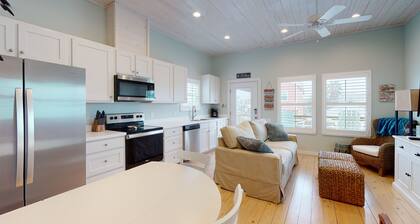 Close to beach, Shared Pool, Golf Cart Access, Parking for 3