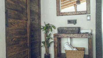Panoramic Cabin | Bathroom | Shower, towels