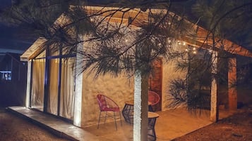Cabaña panorámica | Área de sala de estar | Televisión de plasma de 42 pulgadas con canales digitales y televisión