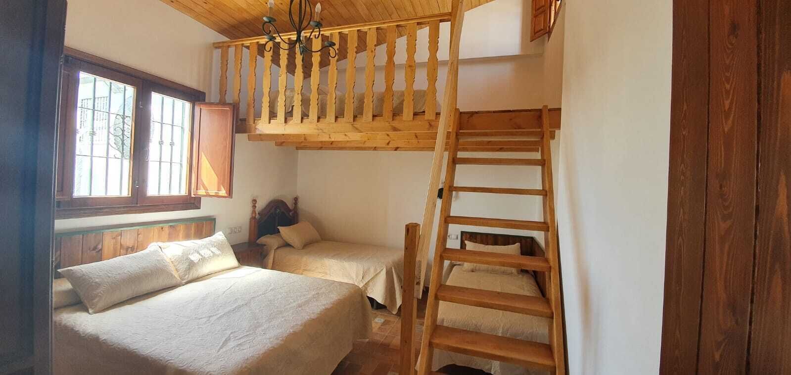 3 habitaciones, tabla de planchar con plancha, wifi y ropa de cama 