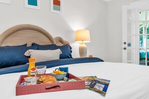 3 habitaciones, escritorio y tabla de planchar con plancha