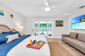 3 habitaciones, escritorio y tabla de planchar con plancha 