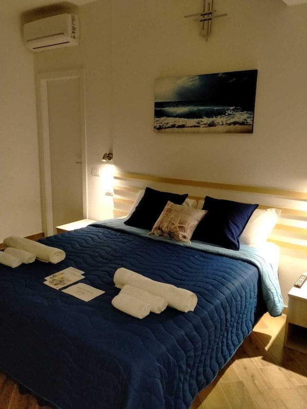 Habitación con 1 cama matrimonial o 2 individuales | Insonorización, camas extra y wifi gratis 