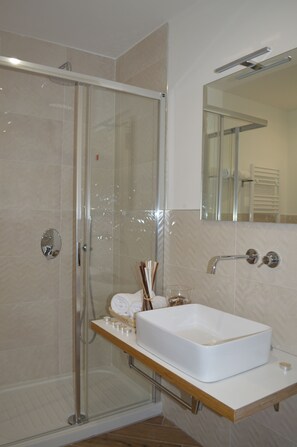 Camera Classic | Bagno | Doccia, soffione a pioggia, asciugamani
