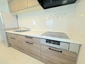 冷蔵庫、電子レンジ、コンロ、調理器具と食器