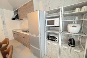 Frigorifero, microonde, piano cottura, pentole/stoviglie/utensili