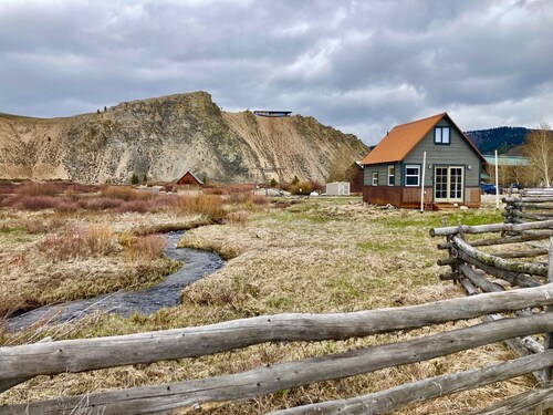 Small Rustic Cabin w/VIEWS! of the Sawtooth Mtns