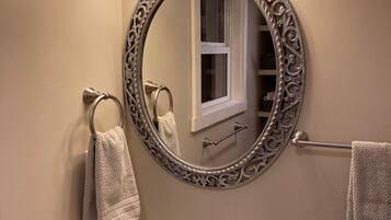 Dusche, Haartrockner, HandtĂŒcher, Seife