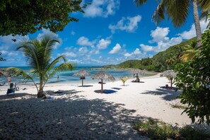 Plage à proximité, chaises longues, serviettes de plage