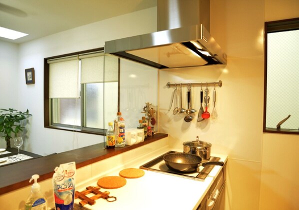 Fridge, microwave, stovetop, cookware/dishes/utensils