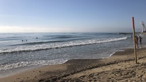 A beach with clear skies, calm water, and a few people in the distance. - fan de golf ou de quiétude cet endroit est fait pour vous  (Orihuela Costa)