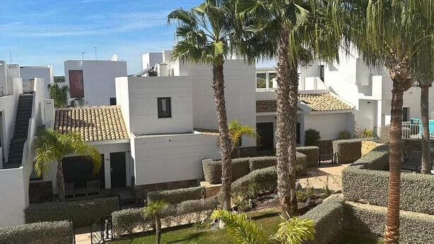 A residential area with white buildings, palm trees, and a well-maintained garden. - fan de golf ou de quiétude cet endroit est fait pour vous  (Orihuela Costa)