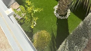 A rooftop garden with a palm tree, artificial grass, and various shrubs. - fan de golf ou de quiétude cet endroit est fait pour vous  (Orihuela Costa)