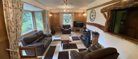 Ferienhaus | Wohnzimmer | 32-Zoll-Fernseher mit Digitalempfang, Kamin