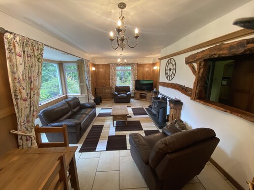 Country Cottage Sleeps 6 w/ Hot Tub & Dog-friendly