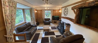 Country Cottage Sleeps 6 w/ Hot Tub & Dog-friendly