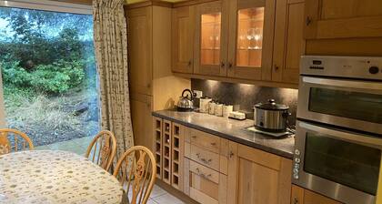 Country Cottage Sleeps 6 w/ Hot Tub & Dog-friendly