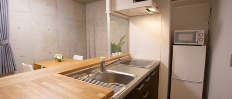 Kjøleskap, mikrobølgeovn, kokeplater og kjøkkenutstyr