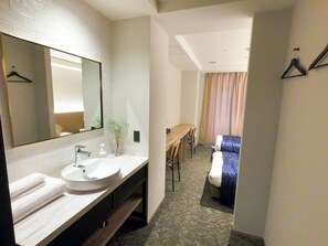 1 bedroom, desk, free WiFi, bed sheets