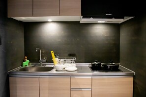 Refrigerador, microondas, placa de cocina, utensilios de cocina