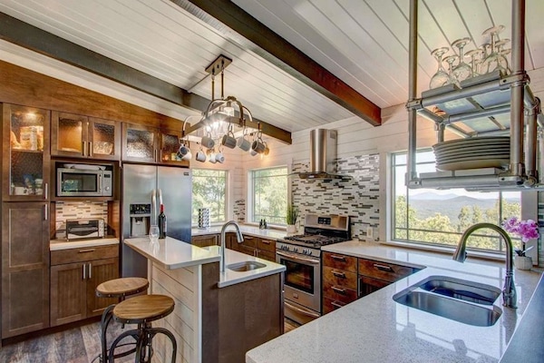 Kjøleskap, mikrobølgeovn, ovn og kokeplater