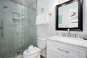 Kombination af bruser/badekar, hårtørrer, håndklæder, Shampoo