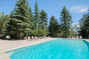 Piscine couverte, piscine extérieure