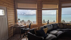 Smart TV, fireplace, DVD player, table tennis