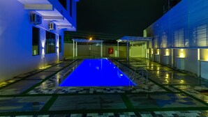 حمّام سباحة خارجي