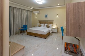 客房内保险箱、办公桌、免费 WiFi