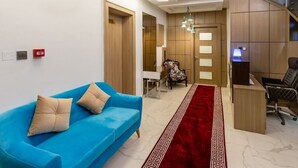 خزنة داخل الغرفة ومكتب وواي فاي مجانًا