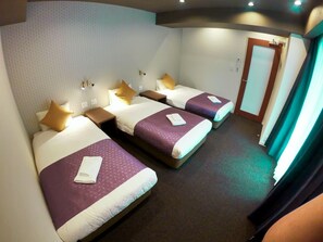 1 室のベッドルーム、デスク、WiFi (無料)、ベッドシーツ