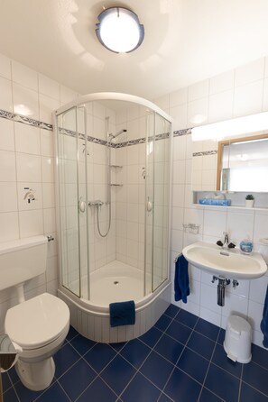 Superior Apartment | Bathroom | Shower, towels, toilet paper - Apartments Saasunia (Saas Grund)